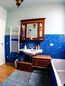 La salle de bains est pourvue d'un lavabo, d'une baignoire et d'un miroir. dans l'établissement Bed And Breakfast Loriana, à Arezzo