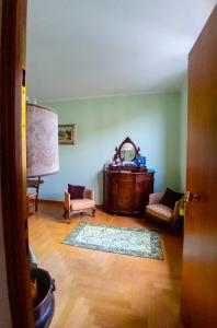 sala de estar con silla y espejo en Bed And Breakfast Loriana, en Arezzo