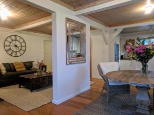 Gallery image of El Camino country cottage with terrace and stunning views in Hepburn Springs