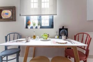 a dining room table and chairs in a room at Apartamentos RG Dúplex San Bernardo in Seville