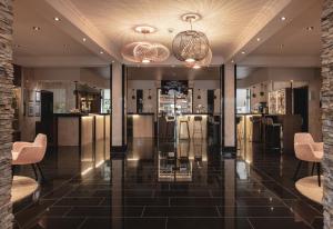 een lobby met stoelen en een bar in een gebouw bij Sympathie-Hotel Fürstenhof in Bad Kreuznach