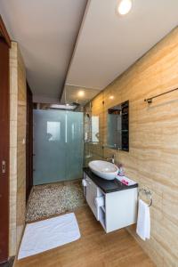 Ένα μπάνιο στο Raja Woods Villa