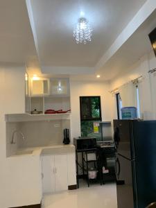 Kuchyň nebo kuchyňský kout v ubytování LUNA OSLOB TRAVELLERS INN - Beach Front