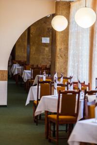 an empty dining room with tables and chairs at Hotel Mures in Baile Felix
