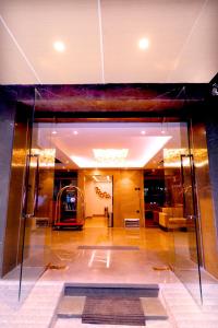 um átrio de um edifício com uma porta de vidro em Hotel Ritz - New Delhi, Paharganj em Nova Deli