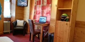 a living room with a computer desk and a television at Le Dôme in Tignes