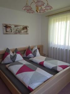Un pat sau paturi într-o cameră la Landhaus Theresia