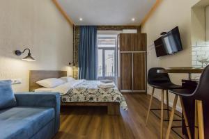 een hotelkamer met een bed en een bank bij Kyiv City Loft Apart Hotel in Kiev