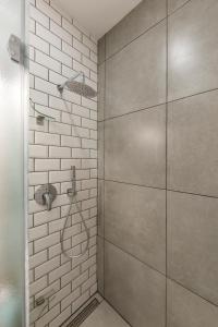 een badkamer met een douche en een glazen deur bij Kyiv City Loft Apart Hotel in Kiev