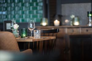 a table with two glasses of wine on it at Hotel Nickisch in Schüttorf