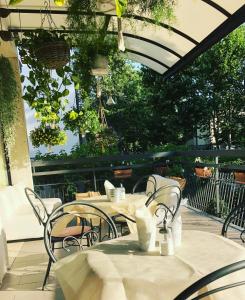 un tavolo e sedie seduti su un patio di Hotel Lux a Cesenatico
