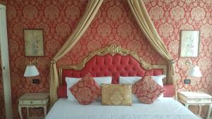 A bed or beds in a room at Friendly Venice Suites