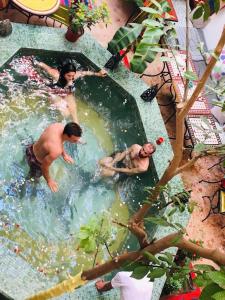 un grupo de personas en una piscina en Riad Dia en Marrakech
