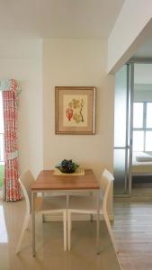 una mesa de comedor y sillas en una habitación en 4 Bedroom Luxury Suite at Baan Kieng Fah en Hua Hin