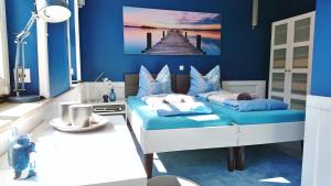 เตียงในห้องที่ Purer Luxus in Zwickau Planitz - Exklusive Ferienwohnung für bis zu 10 Personen!