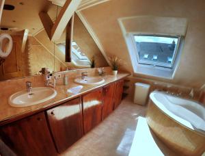 un bagno con due lavandini e una grande finestra di Purer Luxus in Zwickau Planitz - Exklusive Ferienwohnung für bis zu 10 Personen! a Zwickau Altre 41 foto