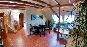 un soggiorno con tavolo, sedie e scala di Purer Luxus in Zwickau Planitz - Exklusive Ferienwohnung für bis zu 10 Personen! a Zwickau
