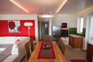 uma sala de estar e cozinha com uma mesa e um sofá em Exclusive Apartments DEBELI RTIČ em Ankaran