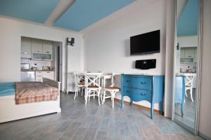 um quarto com uma cómoda azul e uma sala de jantar em Exclusive Apartments DEBELI RTIČ em Ankaran