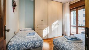 sypialnia z 2 łóżkami i komodą w obiekcie Villa Dervio w mieście Dervio