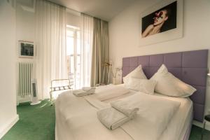 Postel nebo postele na pokoji v ubytování MAISON MARSIL - Boutique Hotel Köln