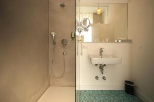 La salle de bains est pourvue d'une douche et d'un lavabo. dans l'établissement MAISON MARSIL - Boutique Hotel Köln, à Cologne