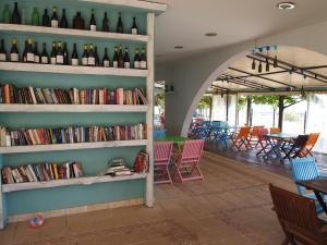 una stanza con scaffali pieni di libri e bottiglie di vino di Visit Sunny Beach Marina Apartments a Ravda