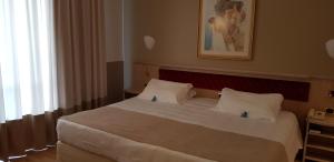 Postel nebo postele na pokoji v ubytování Santa Barbara Hotel