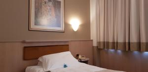 Postel nebo postele na pokoji v ubytování Santa Barbara Hotel
