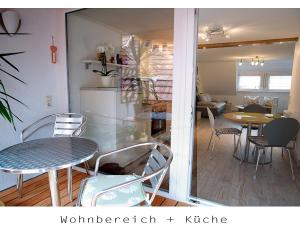 um quarto com uma mesa e cadeiras e uma sala de jantar em Ferienwohnung Claudi em Zell am Harmersbach