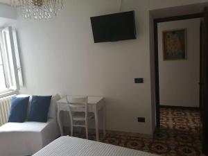 TV a/nebo společenská místnost v ubytování Antico Borgo