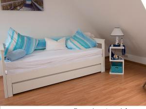 uma cama com almofadas azuis e brancas em Ferienwohnung Claudi em Zell am Harmersbach