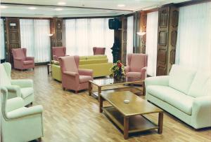 فندق برينسيس في أورينس: غرفة معيشة بها كنب وكراسي وطاولة