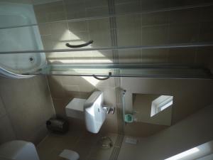 A bathroom at The Oaks Guest House 