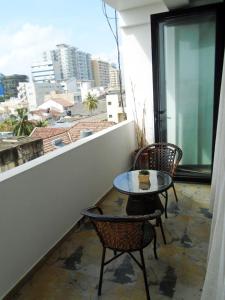stół i krzesła na balkonie z widokiem w obiekcie Palmyrah Court Apartment 2BR w Kolombo