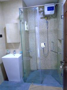 y baño con ducha, aseo y lavamanos. en Palmyrah Court Apartment 2BR en Colombo