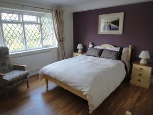 A bed or beds in a room at The Oaks Guest House 