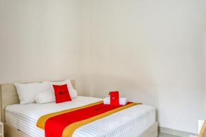 RedDoorz @ Plemburan Jakal 2 tesisinde bir odada yatak veya yataklar