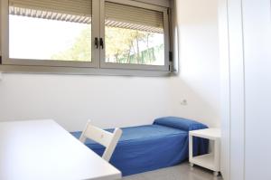 una habitación con una cama y una ventana en Residencia Universitaria Resa Campus de Montilivi, en Girona