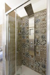 um chuveiro com uma porta de vidro na casa de banho em Monza Park Apartment em Monza