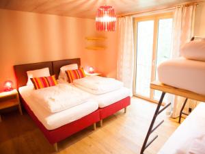 1 dormitorio con 2 camas y ventana en Nangijala Guest House, en Disentis
