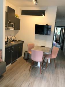 cocina y comedor con mesa y sillas en Apartmenthaus Hamburg Eppendorfer Weg, en Hamburgo