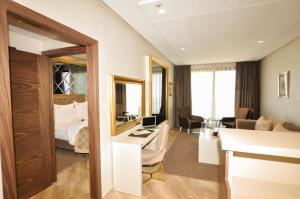 TV a/nebo společenská místnost v ubytování Suite Hotel Casa Diamond