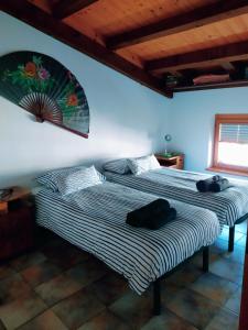 2 Betten nebeneinander in einem Zimmer in der Unterkunft Lovely Grado in Grado