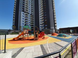 - une aire de jeux avec toboggan dans l'établissement Belgrade Waterfront - Beograd na vodi, à Belgrade