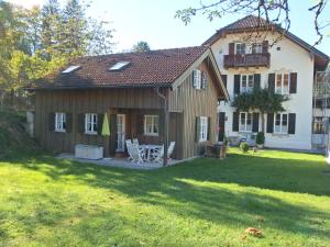 una casa con terrazza e un cortile con cortile di Ferienhaus Alp Chalet a Kochel