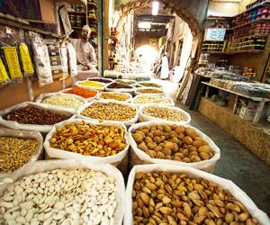 un mercato pieno di diversi tipi di frutta a guscio di Omani Guest House نزل البيت العماني a Nizwa