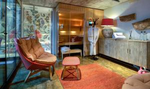 ein Wohnzimmer mit einem Stuhl und einem Tisch in der Unterkunft Little Grand in Eindhoven