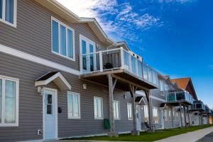 een huis met een terras aan de zijkant bij The Killick Inn & Suites in Arnold's Cove