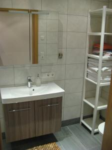 La salle de bains est pourvue d'un lavabo et d'un miroir. dans l'établissement Ferienwohnung Brandtner Leogang, à Leogang